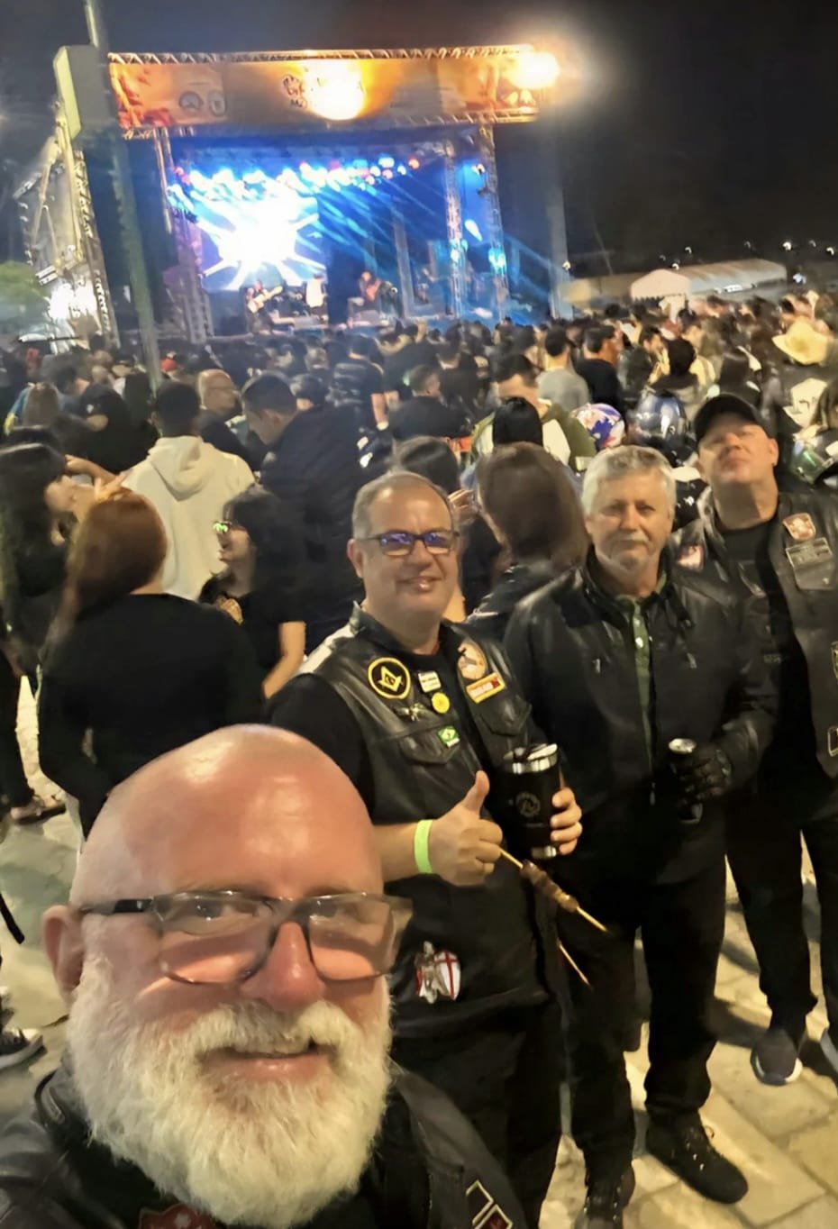 Show à noite, com os irmãos de estrada