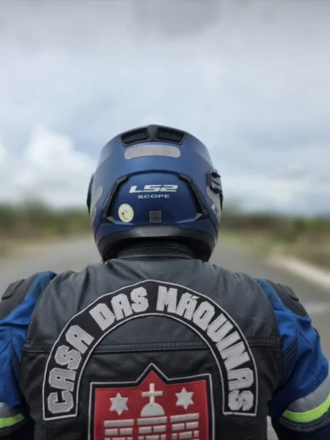 O brasão nas costas, estrada pela frente