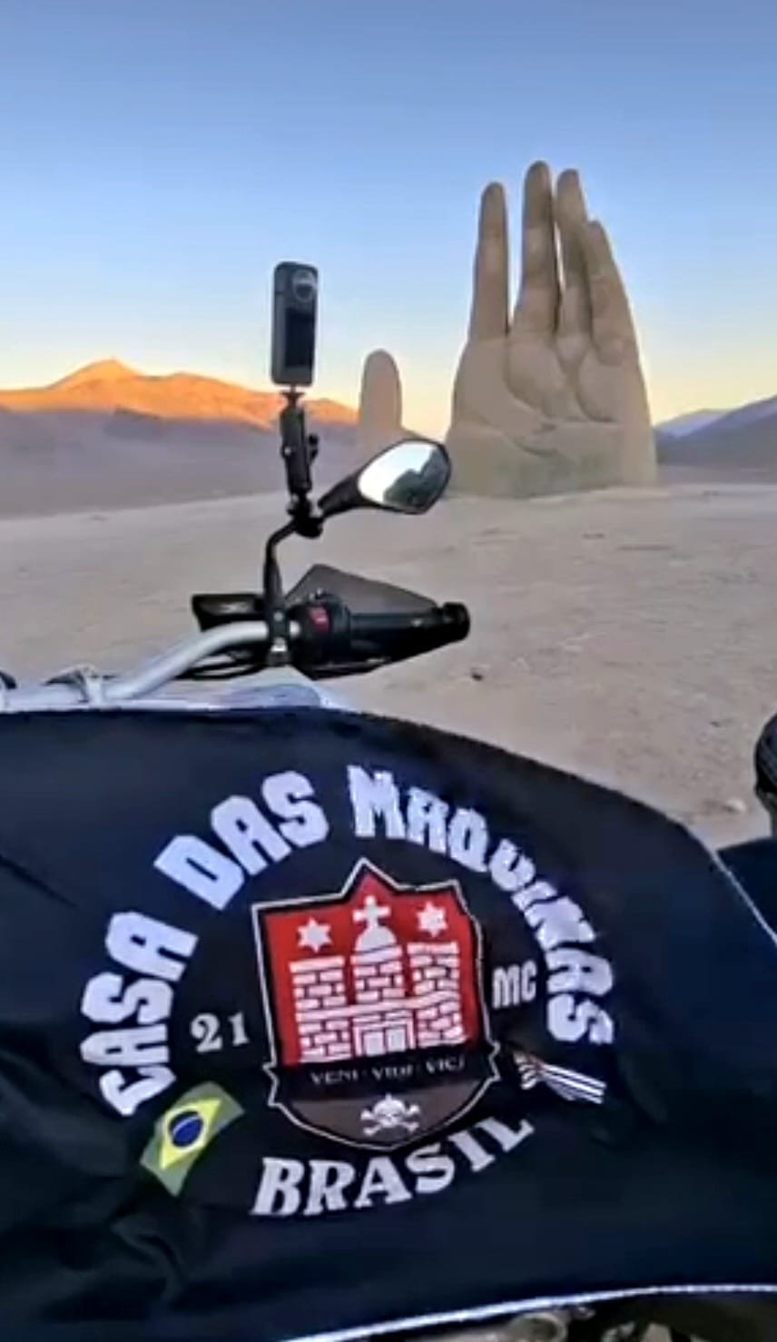 A bandeira do clube diante da Mão do Deserto, no Atacama · Expedições