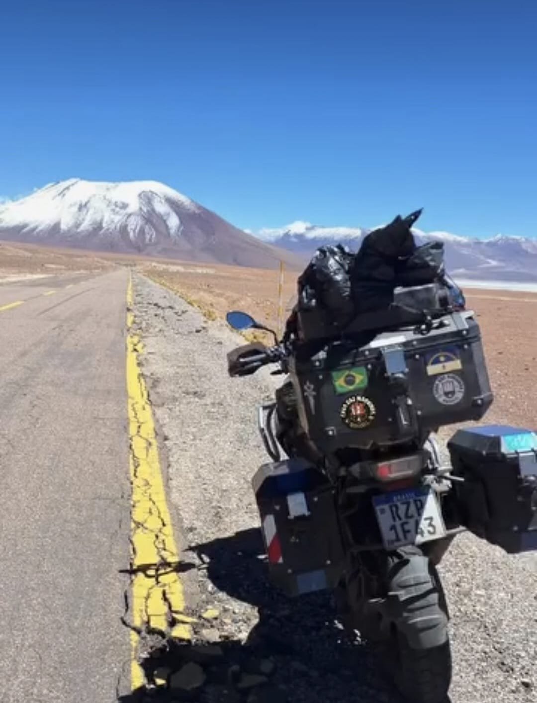Estrada de altitude, vulcão nevado ao fundo · Expedições