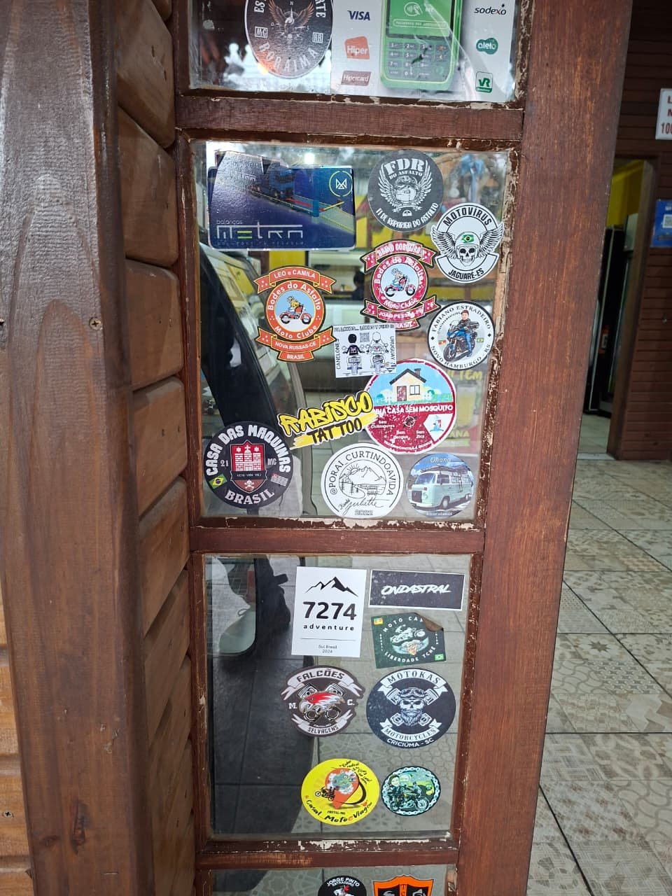 Entre os adesivos de motoclubes de todo o Brasil