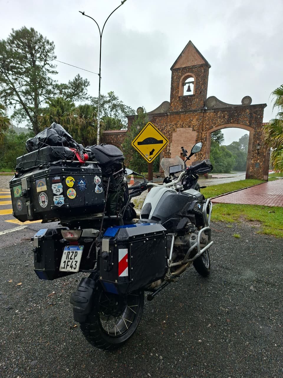 Chegada debaixo de chuva