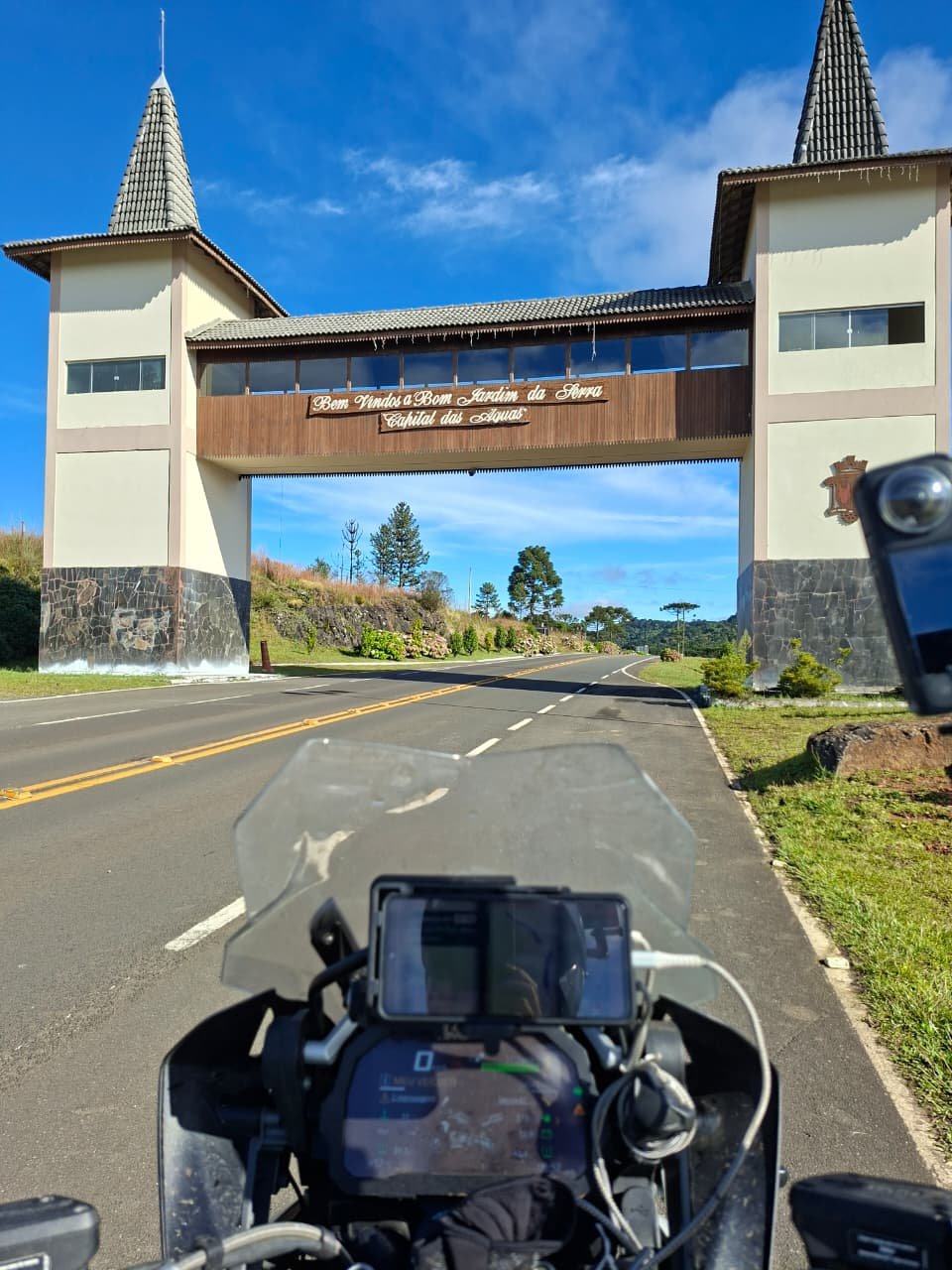 Passando por baixo do portal de entrada