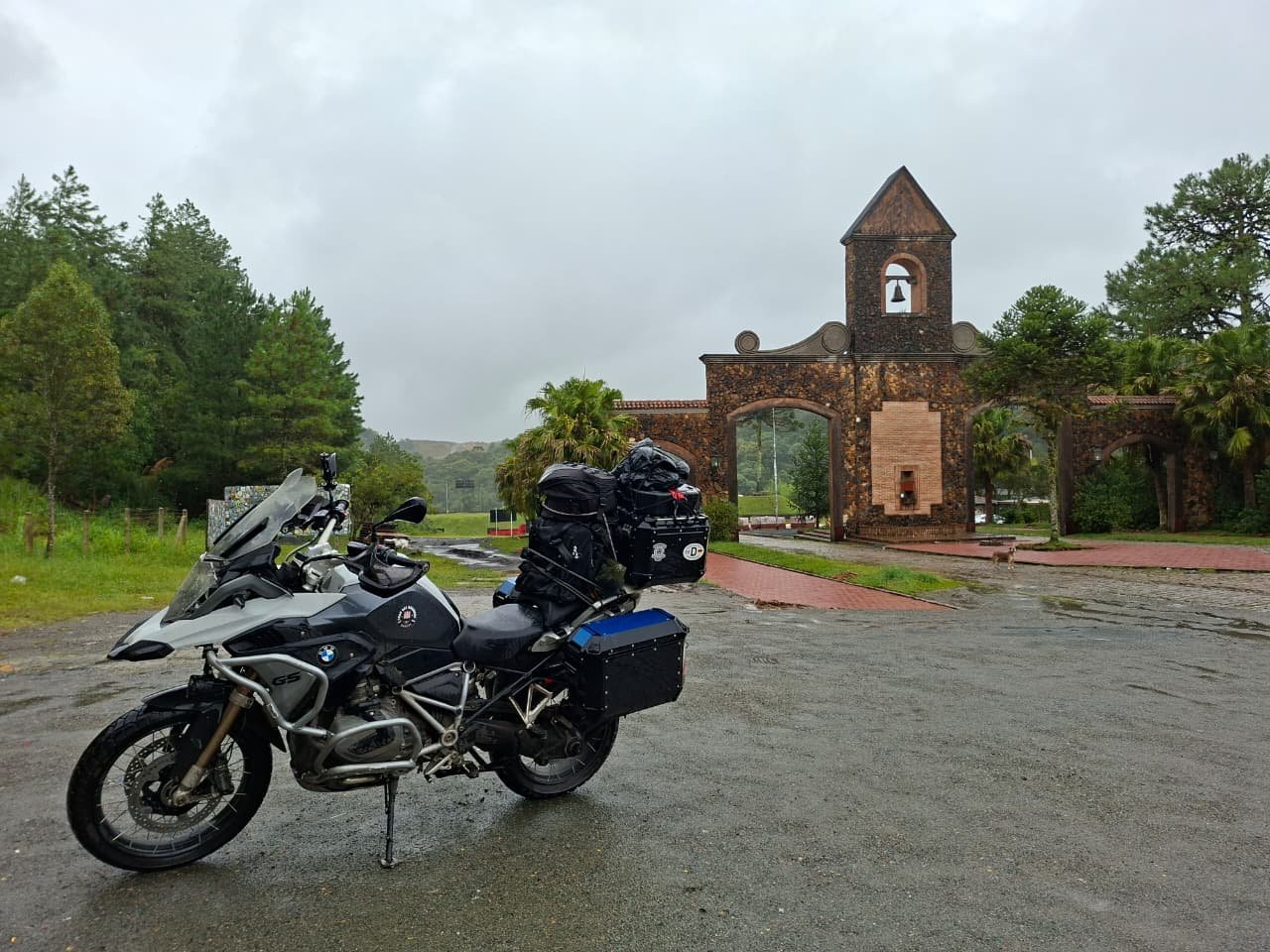 O portal de pedra no fim da serra