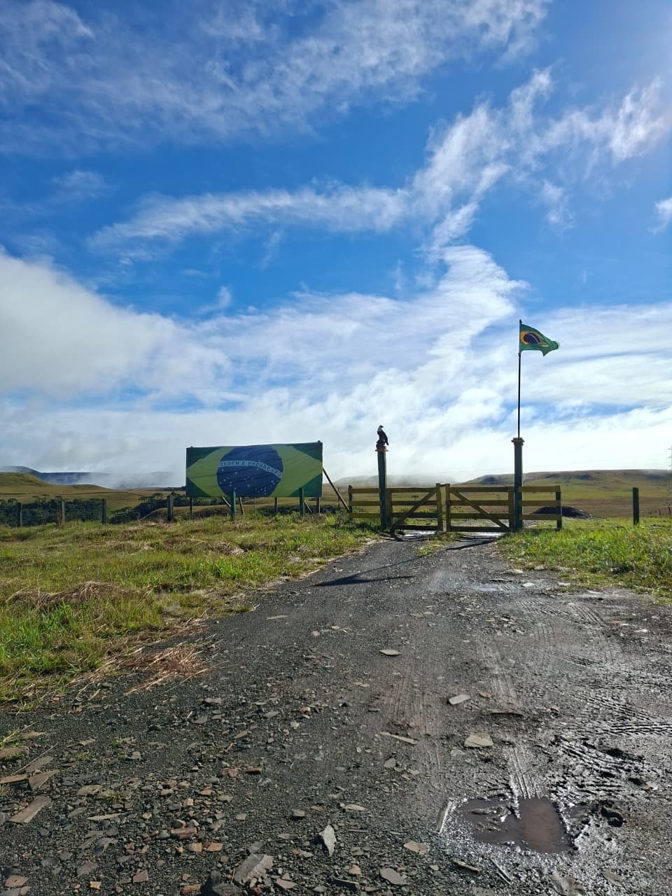 Porteira com a bandeira do Brasil